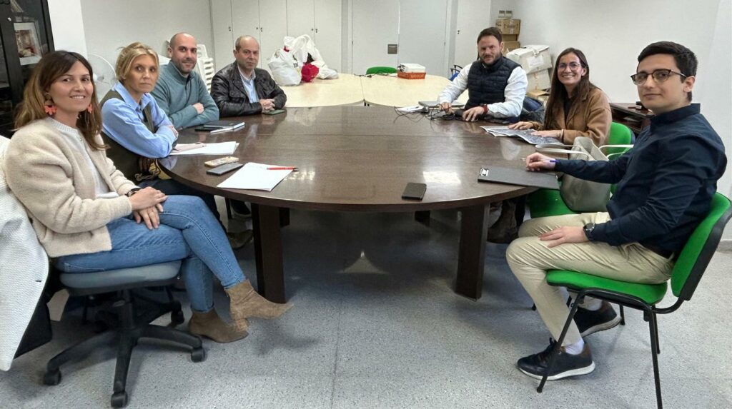 Aemon e Iberdrola abordan los cortes de suministro que provocan bandadas de aves en el polígono 1 de Moncada