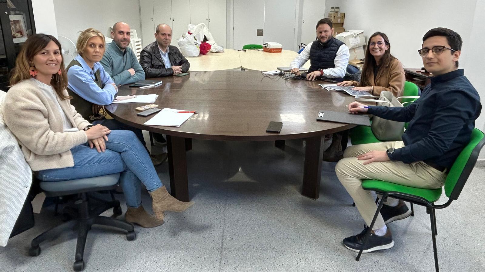 Aemon e Iberdrola abordan los cortes de suministro que provocan bandadas de aves en el polígono 1 de Moncada