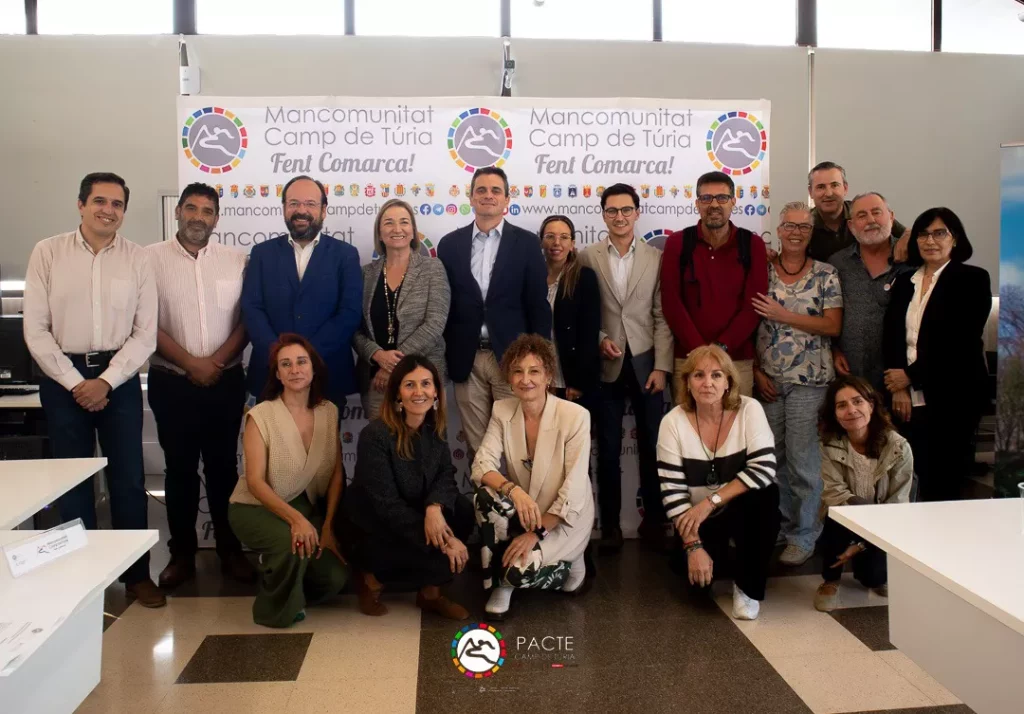La gerente de Aemon, Àngels Margaix asiste al encuentro con el Director General de Industria, Julio Delgado organizado por la Mancomunitat del Camp de Túria