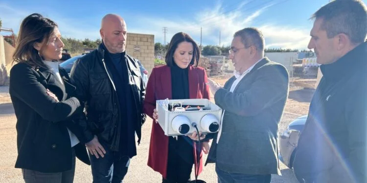 El Ayuntamiento de Moncada tras la solicitud de Aemon ha instalado cámaras de videovigilancia y de lectura de matrículas en los polígonos 2 y 3. Al acto asistió la alcaldesa Amparo Orts, el presidente del polígono 3, José Tamarit y la gerente de Aemon Àngels Margaix