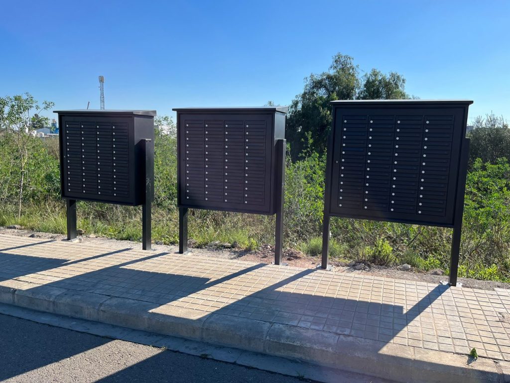 Aemon instala unos buzones compartidos en el parque empresarial l’Horta Vella de Bétera