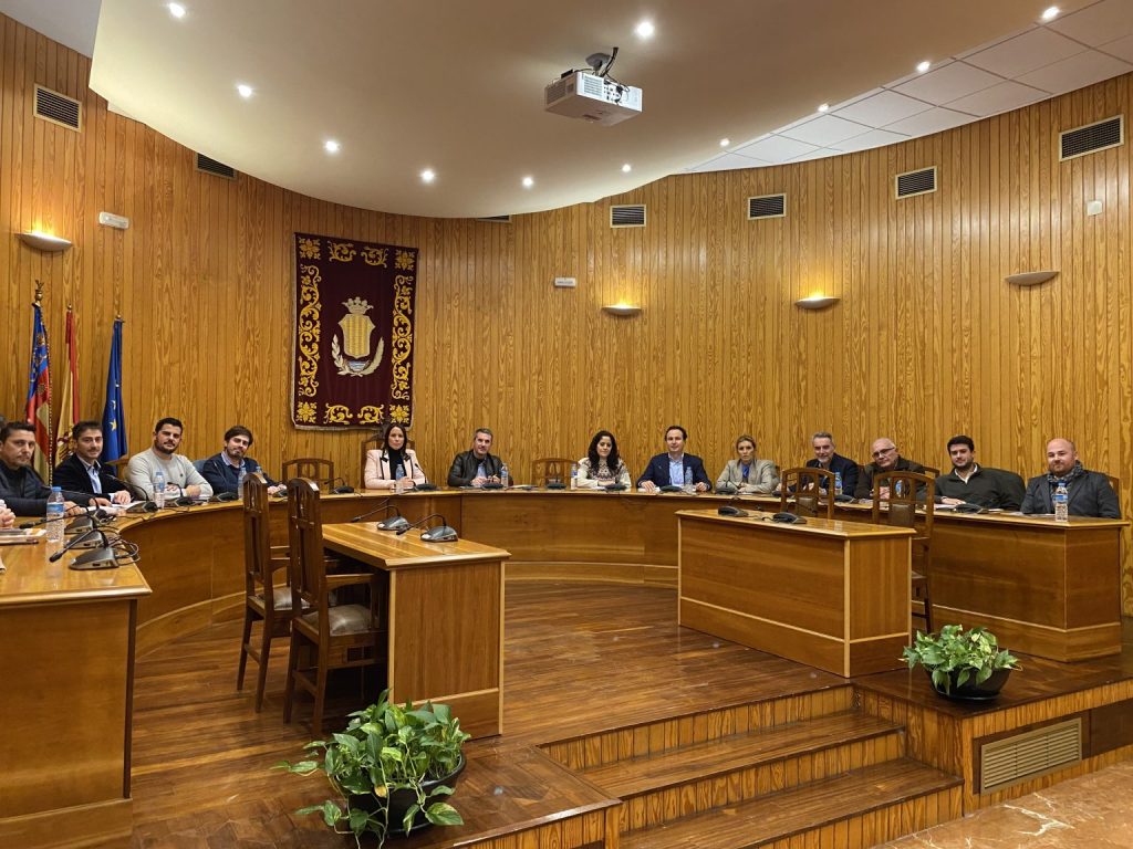 Empresarios de Moncada exponen a los grupos políticos la precaria situación de los tres polígonos