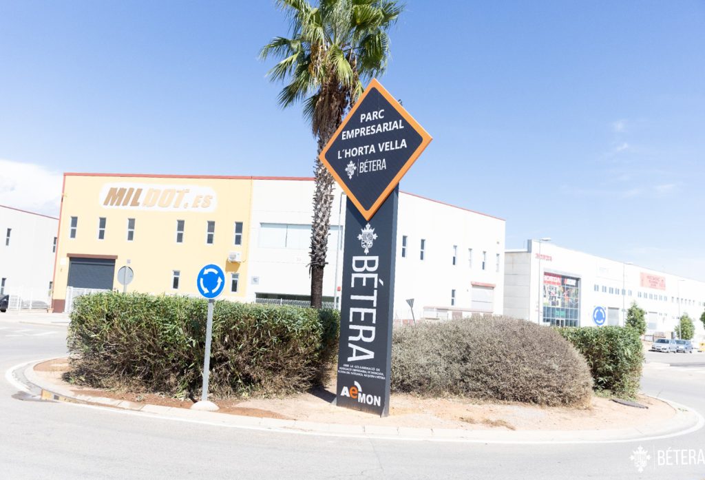 El polígono Horta Vella cuenta con un nuevo totem informativo que mejora la señalización del parque empresarial de Bétera