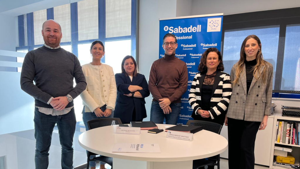 AEMON y Banco Sabadell firman un acuerdo de colaboración para ofrecer nuevas ventajas y soluciones financieras a las empresas asociadas. Este convenio facilitará el acceso a servicios bancarios especializados, financiación empresarial y herramientas orientadas al crecimiento, la inversión y la competitividad del tejido empresarial.