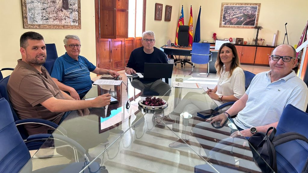 La entidad empresarial se reúne con la Mancomunitat del Carraixet para trasladar las inquietudes del tejido industrial sobre el cálculo de la nueva tasa y propone incorporar criterios vinculados a la generación real de residuos.