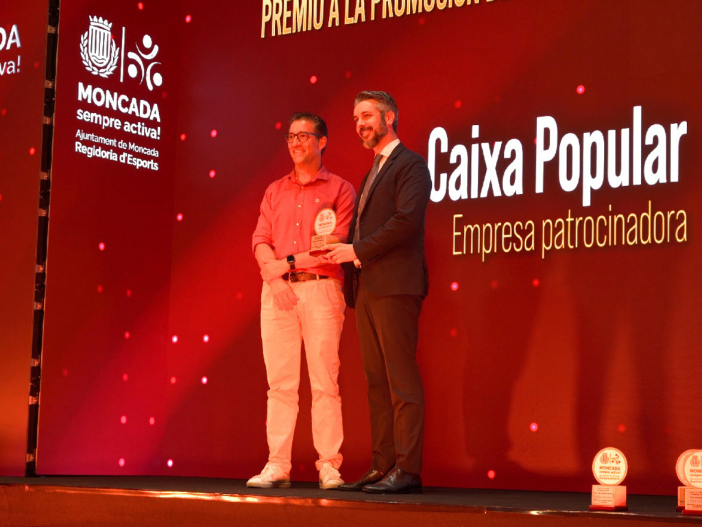 Moncada volvió a celebrar su gran fiesta del deporte con una gala llena de reconocimiento, esfuerzo y superación. AEMON participó en este encuentro, donde su presidente, José Miguel Belda, entregó a Caixa Popular el premio a la promoción del deporte base por su compromiso con el deporte local y las nuevas generaciones.