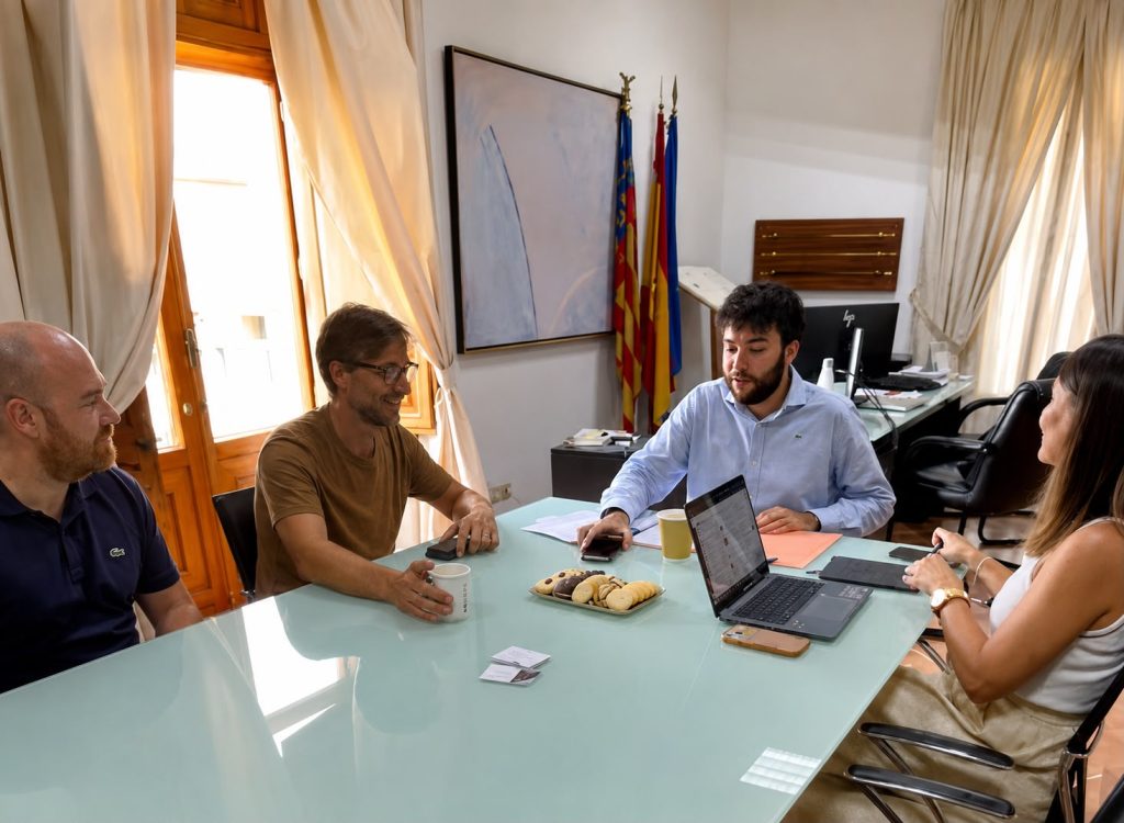 AEMON y el Ayuntamiento de Moncada hacen seguimiento de las inversiones previstas en las áreas empresariales y abordan nuevas actuaciones en materia de seguridad, mantenimiento, movilidad y desarrollo industrial.